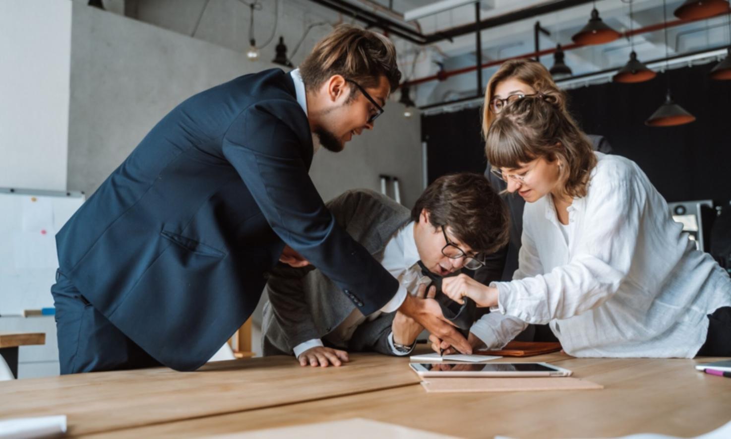 Studenti internazionali che collaborano in un ambiente professionale moderno